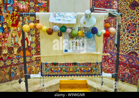 Teheran, Iran - Oktober 25, 2017: Die Hand weawing Webstuhl mit bunten woolen Gewinde Kugeln und Muster in der Halle des Iran Teppich Museum, Oktober Stockfoto