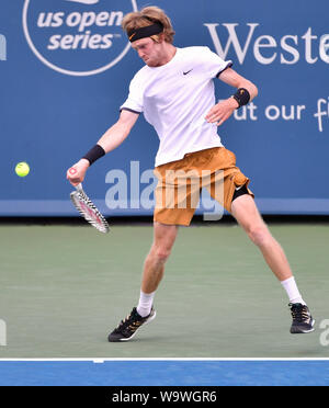 Mason, Ohio, USA. 15 Aug, 2019. August 15, 2019: Andrej Rublev (RUS) besiegt Roger Federer (SUI) 6-3, 6-4, am Westlichen und Südlichen Öffnen bei Lindner Family Tennis Center in Mason, Ohio gespielt wird. Ã' © Leslie Billman/Tennisclix/CSM Credit: Cal Sport Media/Alamy leben Nachrichten Stockfoto