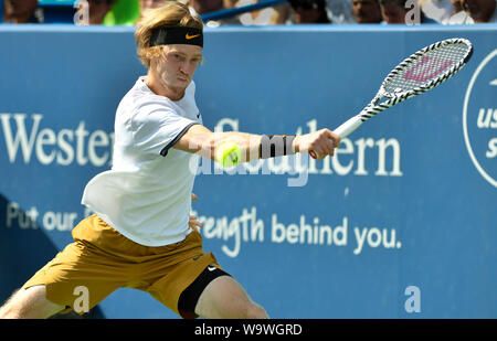 Mason, Ohio, USA. 15 Aug, 2019. August 15, 2019: Andrej Rublev (RUS) besiegt Roger Federer (SUI) 6-3, 6-4, am Westlichen und Südlichen Öffnen bei Lindner Family Tennis Center in Mason, Ohio gespielt wird. Ã' © Leslie Billman/Tennisclix/CSM Credit: Cal Sport Media/Alamy leben Nachrichten Stockfoto