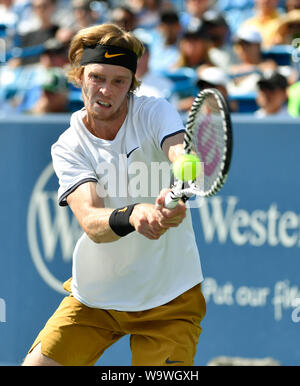 Mason, Ohio, USA. 15 Aug, 2019. August 15, 2019: Andrej Rublev (RUS) besiegt Roger Federer (SUI) 6-3, 6-4, am Westlichen und Südlichen Öffnen bei Lindner Family Tennis Center in Mason, Ohio gespielt wird. Ã' © Leslie Billman/Tennisclix/CSM Credit: Cal Sport Media/Alamy leben Nachrichten Stockfoto