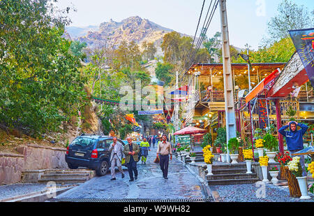 Teheran, Iran - Oktober 25, 2017: Darband ist beliebt Erholungszone und Resort in Tochal Berge mit vielen Cafés, Restaurants und andere Attraktion Stockfoto