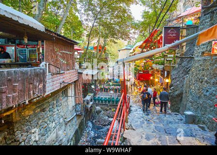 Teheran, Iran - Oktober 25, 2017: Der Wanderweg entlang der sanften Hang von Darband mit Blick auf schmalen Fluss und touristische Cafés, am 25. Oktober Stockfoto