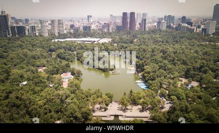 Mexiko Stadt, Mexiko. 15 Aug, 2019. Luftaufnahme der "Wald von Chapultepec" südwestlich von der Mitte der mexikanischen Hauptstadt. Im Jahr 2019, die Welt städtische Organisation Parks namens dieser Park die beste große internationale City Park. Die sieben Quadratkilometern der "Wald von Chapultepec" eine grüne Lunge sind für Millionen von Einwohnern der eine von Amerikas größten Metropolen, die Organisation schrieb. Credit: Carlos Ogaz/dpa/Alamy leben Nachrichten Stockfoto