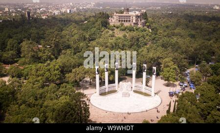 Mexiko Stadt, Mexiko. 15 Aug, 2019. Luftaufnahme der "Wald von Chapultepec" südwestlich von der Mitte der mexikanischen Hauptstadt. Im Jahr 2019, die Welt städtische Organisation Parks namens dieser Park die beste große internationale City Park. Die sieben Quadratkilometern der "Wald von Chapultepec" eine grüne Lunge sind für Millionen von Einwohnern der eine von Amerikas größten Metropolen, die Organisation schrieb. Credit: Carlos Ogaz/dpa/Alamy leben Nachrichten Stockfoto