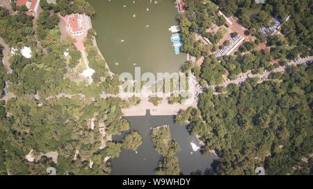 Mexiko Stadt, Mexiko. 15 Aug, 2019. Luftaufnahme der "Wald von Chapultepec" südwestlich von der Mitte der mexikanischen Hauptstadt. Im Jahr 2019, die Welt städtische Organisation Parks namens dieser Park die beste große internationale City Park. Die sieben Quadratkilometern der "Wald von Chapultepec" eine grüne Lunge sind für Millionen von Einwohnern der eine von Amerikas größten Metropolen, die Organisation schrieb. Credit: Carlos Ogaz/dpa/Alamy leben Nachrichten Stockfoto