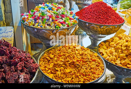 Teheran, Iran - 25. OKTOBER 2017: Besuchen Sie Gewürze und Süßigkeiten in Tajrish Bazar speichern und lokalen Süßigkeiten wählen, kandierte Hibiskus Blumen, getrocknete Früchte, Bar Stockfoto