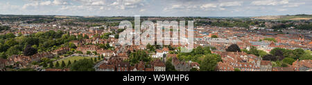 Blick von oben auf den Turm der Kathedrale von Salisbury (13. Jahrhundert), Wiltshire, England Stockfoto