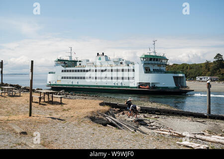 Der Staat Washington Fähre Kennewick verlässt die Coupeville Fähranleger auf dem Weg zu Port Townsend. Whidbey Island und der Olympic Peninsula. Washingto Stockfoto