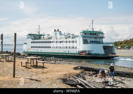 Der Staat Washington Fähre Kennewick verlässt die Coupeville Fähranleger auf dem Weg zu Port Townsend. Whidbey Island und der Olympic Peninsula. Washingto Stockfoto