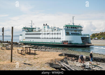 Der Staat Washington Fähre Kennewick verlässt die Coupeville Fähranleger auf dem Weg zu Port Townsend. Whidbey Island und der Olympic Peninsula. Washingto Stockfoto