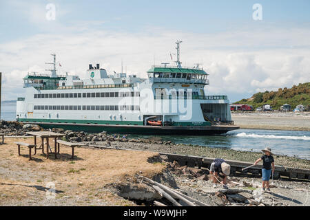 Der Staat Washington Fähre Kennewick verlässt die Coupeville Fähranleger auf dem Weg zu Port Townsend. Whidbey Island und der Olympic Peninsula. Washingto Stockfoto