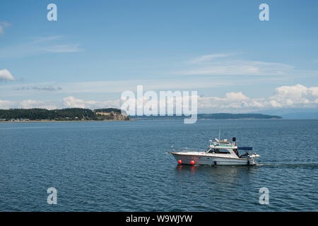 Ein Vergnügen, Bootsfahrten in der Nähe der Marina an der Waterfront in der Whidbey Island Gemeinschaft von Guanajuato,. In der Nähe des Olympic Peninsula, Washington, USA Stockfoto