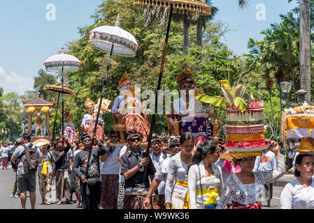 Denpasar, Bali, Indonesien - 14. November 2018: Plebon Zeremonie (die königliche feuerbestattung). Traditionelle Beerdigung in Bali. Stockfoto