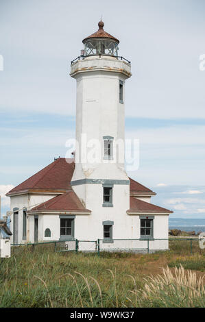 Verlassenen Leuchtturm bei Ford Nordworden State Park. Die Olympische Halbinsel Bereich Stadt Port Townsend. Washington State, USA. Stockfoto