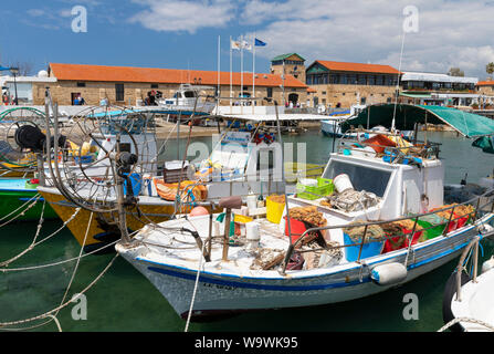 Traditionelle Fischerboote, die am Hafen von Paphos, Zypern, festgemacht wurden. Stockfoto