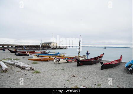 Native Kanus zog am Strand von Fort Nordworden State Park. Port Townsend, Olympic Peninsula, Washington State, USA. Stockfoto