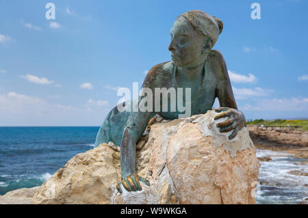 'Sol Verändern "Bronzestatue von yiota Ioannidou in der Nähe von Paphos Fort, Kato Pafos, Zypern. Stockfoto