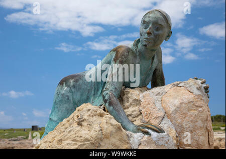 'Sol Verändern "Bronzestatue von yiota Ioannidou in der Nähe von Paphos Fort, Kato Pafos, Zypern. Stockfoto