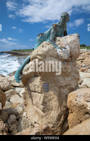 'Sol Verändern "Bronzestatue von yiota Ioannidou in der Nähe von Paphos Fort, Kato Pafos, Zypern. Stockfoto