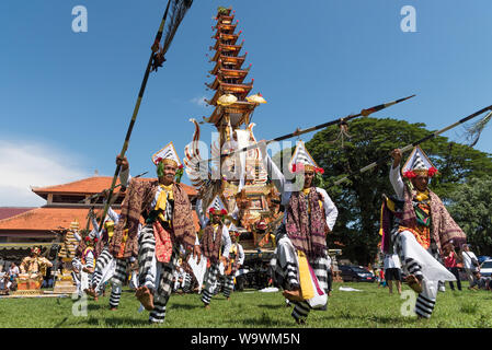 Denpasar, Bali, Indonesien - 14. November 2018: Plebon Zeremonie (die königliche feuerbestattung). Traditionelle Beerdigung in Bali. Stockfoto