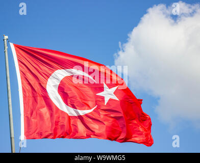 Türkische Flagge schwenkten im blauen Himmel, Istanbul, Türkei Stockfoto