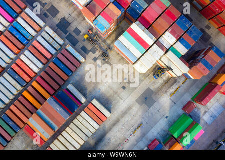 Containerschiff im Export- und Importgeschäft und Logistik. Versand Fracht Hafen mit Kran. Wasser Transport International. Luftaufnahme Stockfoto