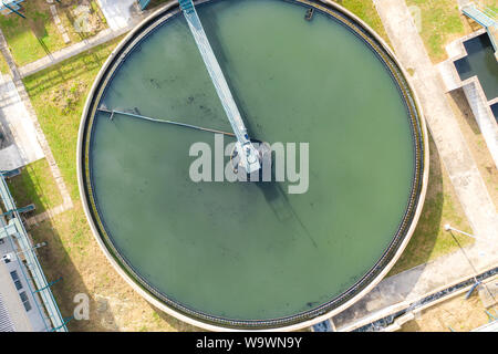 Blick von oben auf die Abgasrückführung festen Kontakt Clarifier Absetzbehälter. Die industrielle Wasseraufbereitung im Werk. Stockfoto
