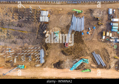 Antenne drone Ansicht der Bagger Laden der Kipper auf der Baustelle Stockfoto