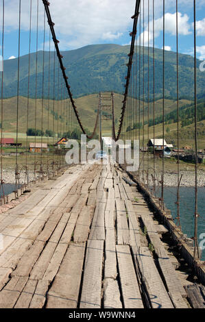 Hölzerne Hängebrücke über den Fluss Katun. Altai, Russland Stockfoto