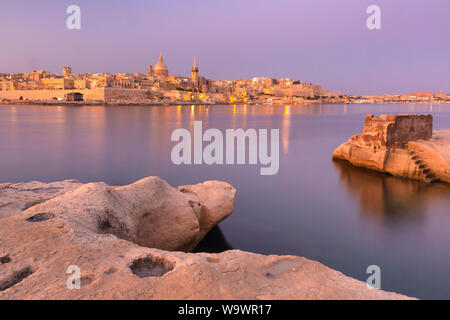Valletta-Skyline von Sliema bei Sonnenuntergang, Malta Stockfoto