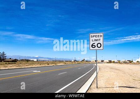 Victorville, CA/USA - März 27, 2019: ein Schild auf dem Phantom West gibt die Höchstgeschwindigkeit von 60 MPH im südlichen Kalifornien logistische Airpor Stockfoto