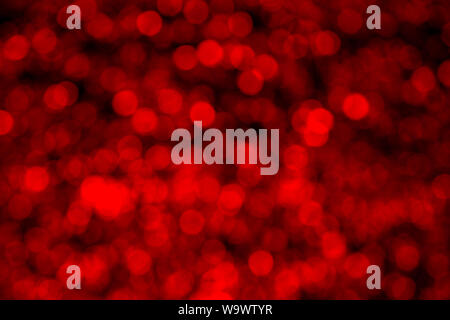 Bokeh Hintergrund Kreation mit reflektierender Folie und studio flash auf farbigen Gel in Rot und Schwarz. Stockfoto