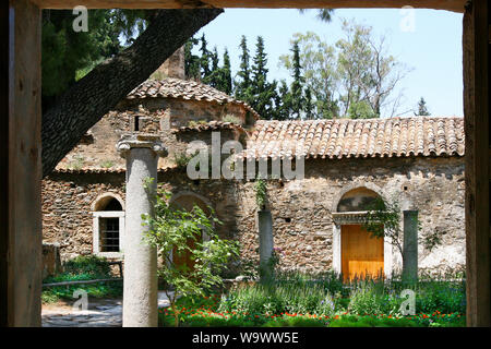 Blick auf das Kloster Kaisariani, eine östliche orthodoxe Kloster auf der Nordseite des Berges Hymettus in der Nähe von Athens Griechenland gebaut Stockfoto