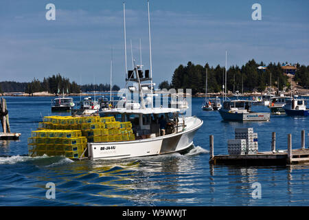 Ein Hummer Fischerboot Köpfe aus STONINGTON ein wichtiges touristisches Ziel - Deer Island, Maine Stockfoto