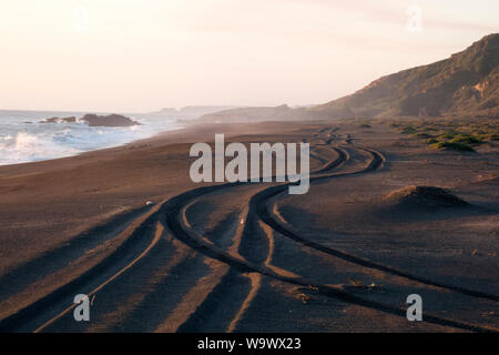 Fahrzeug Reifenspuren im Sand Dünen am Strand in Buchupureo Nuble, Chile Stockfoto