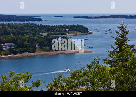 Blick von der Wanderung auf einem Hügel auf der einsamen Insel - ACADIA NATIONAL PARK, Maine Stockfoto