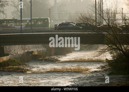 Der Verkehr auf der Brücke über den Mapocho Fluss in Santiago, Chile Stockfoto