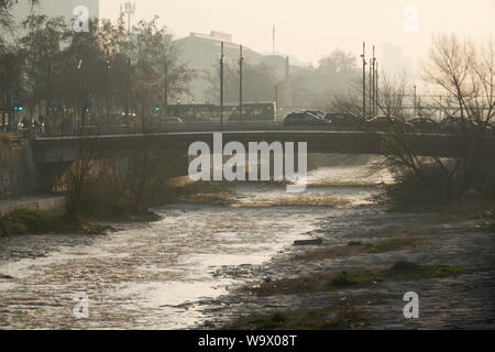 Der Verkehr auf der Brücke über den Mapocho Fluss in Santiago, Chile Stockfoto