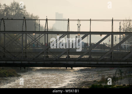 Fußgänger und den Verkehr auf der Brücke über den Mapocho Fluss in Santiago, Chile Stockfoto