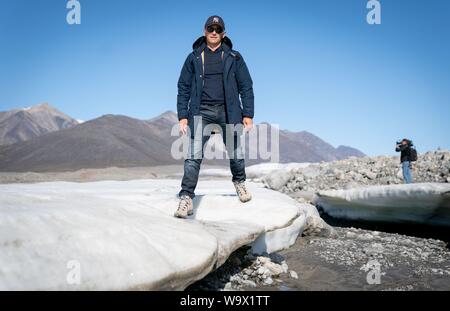 Pond Inlet, Kanada. 15 Aug, 2019. Bundesaußenminister Heiko Maas (SPD) besucht ein Gletscher in der Nähe von Teich Einlass in der kanadischen Arktis. Der kleine Inuit Siedlung mit nur 1.300 Einwohnern wird sich mit den Folgen des Klimawandels, die nirgendwo deutlicher als in der Arktis. Credit: Kay Nietfeld/dpa/Alamy leben Nachrichten Stockfoto