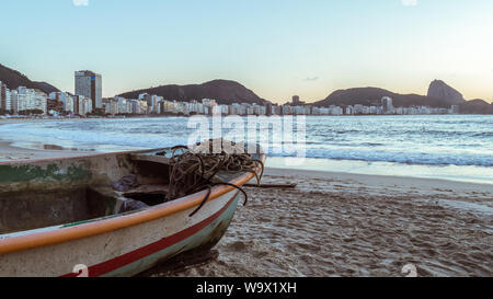 Bunte Fischerboot und net auf malerische Aussicht auf den Strand von Copacabana in Rio de Janeiro, Brasilien. Stockfoto