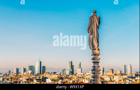 Die Mailänder Geschäftsviertel und Statuen der Dom von Mailand. Stockfoto