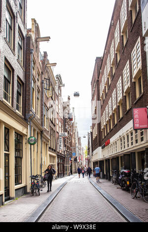 AMSTERDAM, NIEDERLANDE, 31. AUGUST 2018: Street Scene aus Amsterdam im Rotlichtviertel während des Tages mit Menschen sichtbar. Stockfoto