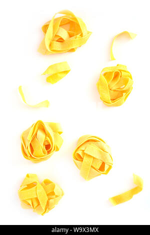 Raw pappardelle Italienische Eiernudeln Nester auf weißem Hintergrund in Flach Zusammensetzung Stockfoto