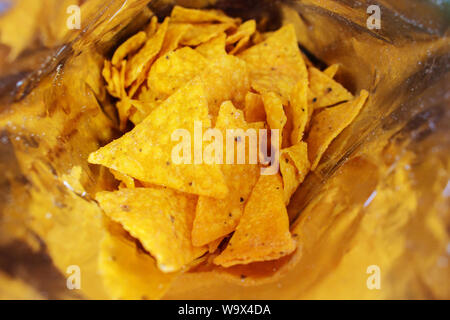 Close Up gelber Mais Chips Snack in Aluminiumfolie Stockfoto