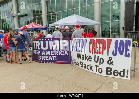 Manchester, United States. 15 Aug, 2019. Der Anhänger des Präsidenten Donald Trump warten auf maga Rallye an der Southern New Hampshire University (Foto von Lew Radin/Pacific Press) Quelle: Pacific Press Agency/Alamy leben Nachrichten Stockfoto