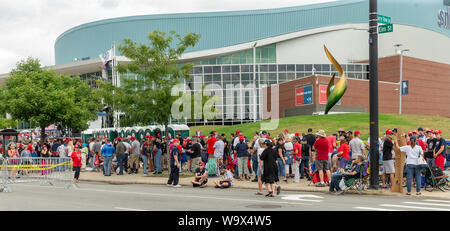 Manchester, United States. 15 Aug, 2019. Der Anhänger des Präsidenten Donald Trump warten auf maga Rallye an der Southern New Hampshire University (Foto von Lew Radin/Pacific Press) Quelle: Pacific Press Agency/Alamy leben Nachrichten Stockfoto