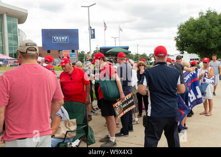 Manchester, United States. 15 Aug, 2019. Der Anhänger des Präsidenten Donald Trump warten auf maga Rallye an der Southern New Hampshire University (Foto von Lew Radin/Pacific Press) Quelle: Pacific Press Agency/Alamy leben Nachrichten Stockfoto