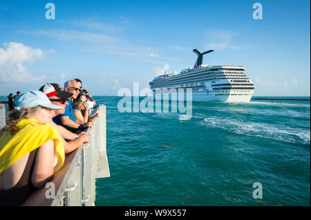 MIAMI - Dezember 29, 2018: Die Menschen sehen die Carnival Glory, deren Muttergesellschaft Carnival Corp steuert über 50 Prozent des weltweiten Kreuzfahrtmarkt. Stockfoto