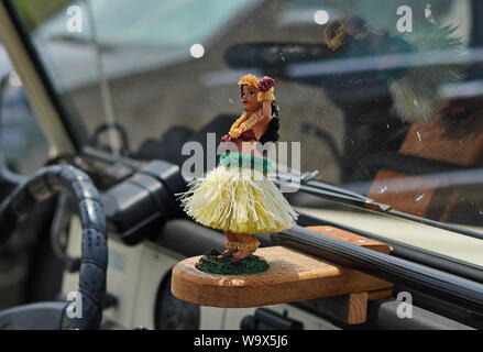 New London, CT/USA - 22. Juni 2019: Hula Tänzer Ornament in einem Jeep Wrangler mit der Oberseite nach unten Stockfoto